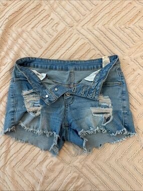 Classic Distressed Denim Women’s Shorts - Light Blue